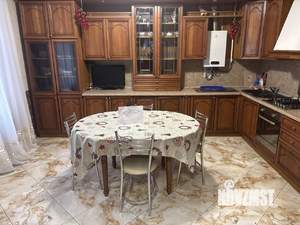 Дом 350м&sup2;, 3-этажный, посуточно, 