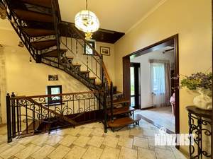 Дом 300м², 2-этажный, участок 15 сот.  