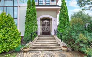 Дом 630м², 3-этажный, участок 10 сот.  